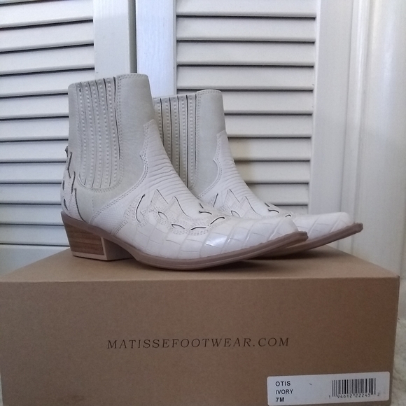 Coconuts by Matisse Shoes - White Cowboy Boots made by Coconuts